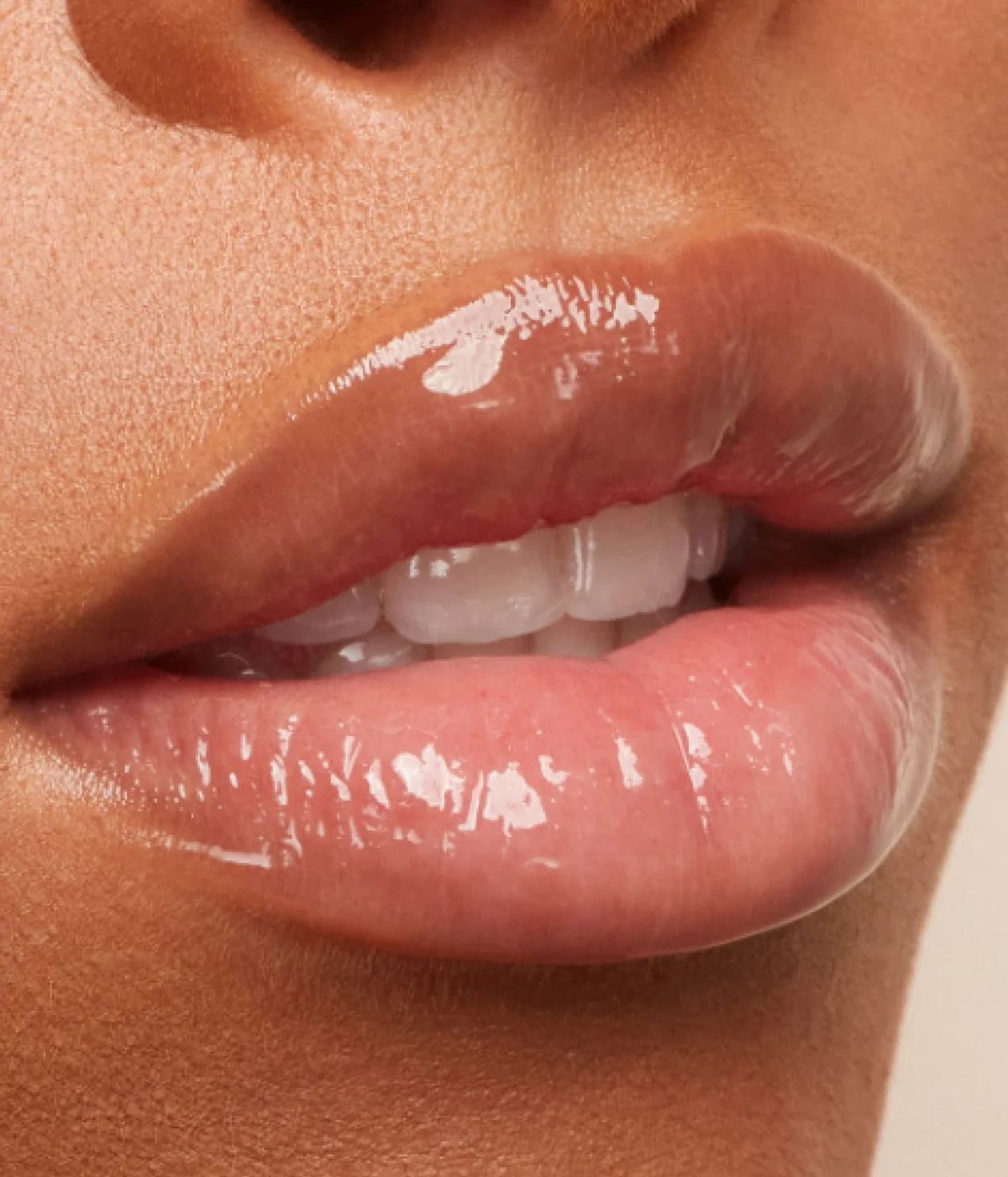 r.e.m. beauty Utmost Importance Plumping Lip Gloss (Claro)